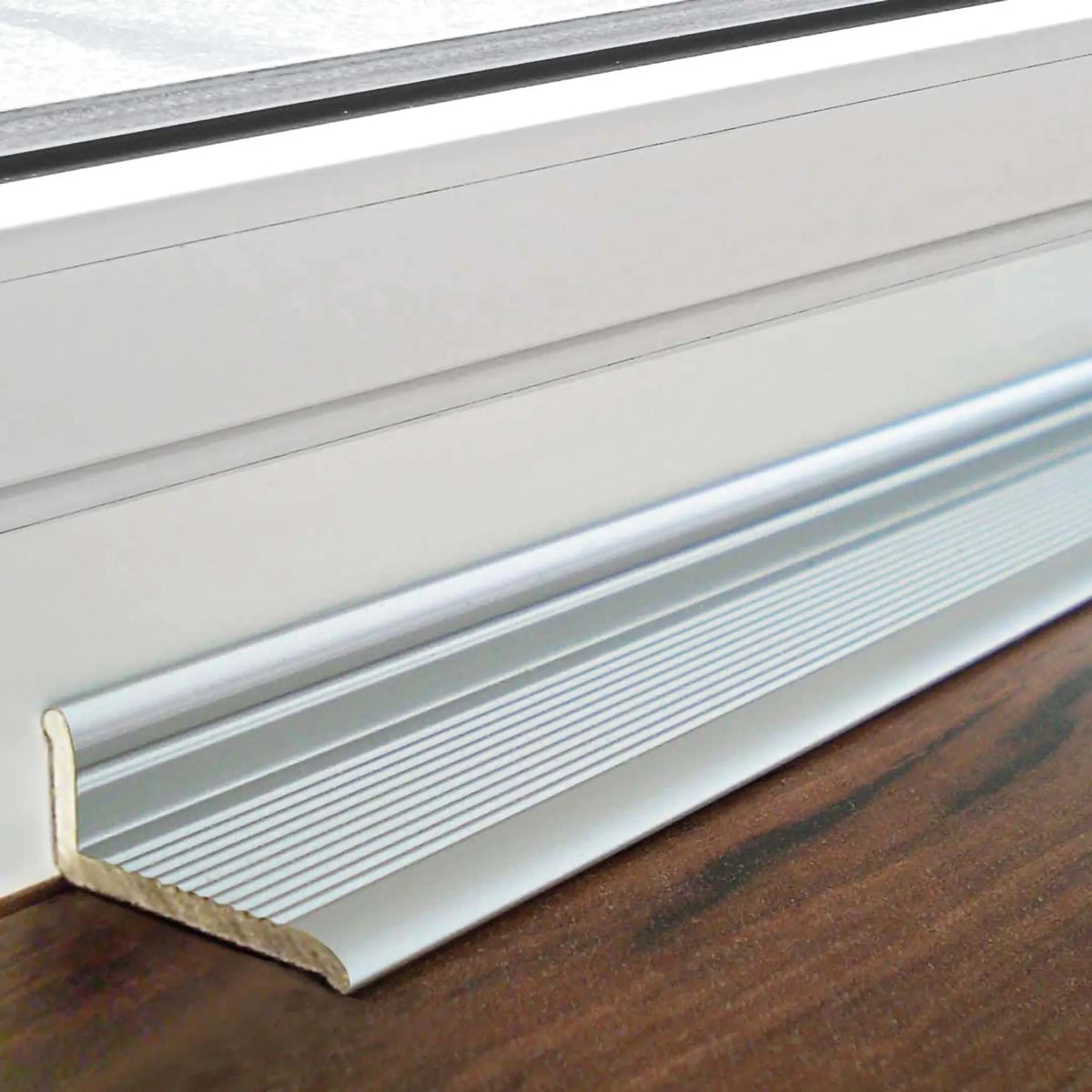 Ambientebild des Abschlussprofil mit selbstklebender Rückseite und leicht geriffelter Oberfläche silber matt eloxiert #A0002858