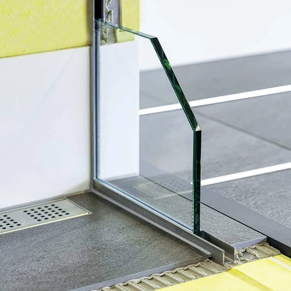 Ambientebild einer bodengleichen Dusche mit Gefällekeil zur Glasaufnahme