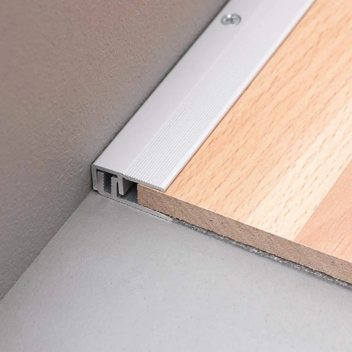 DURAL Abschlussprofil DUOFLOOR silber mit sichtbaren Schrauben mit Laminat verarbeitet