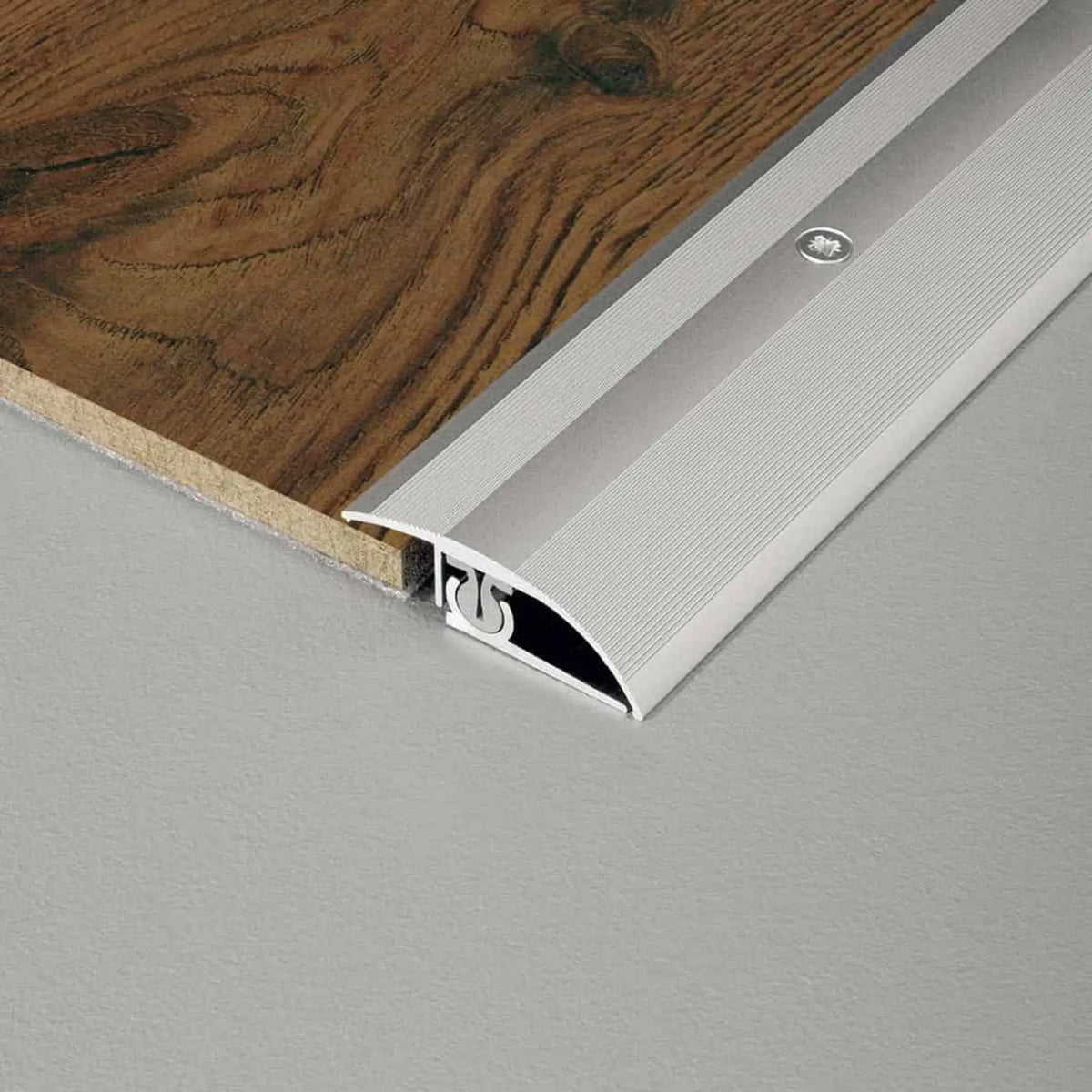 Ambientebild DURAL Anpassungsprofil TRIFLOOR silber mit Laminat verarbeitet