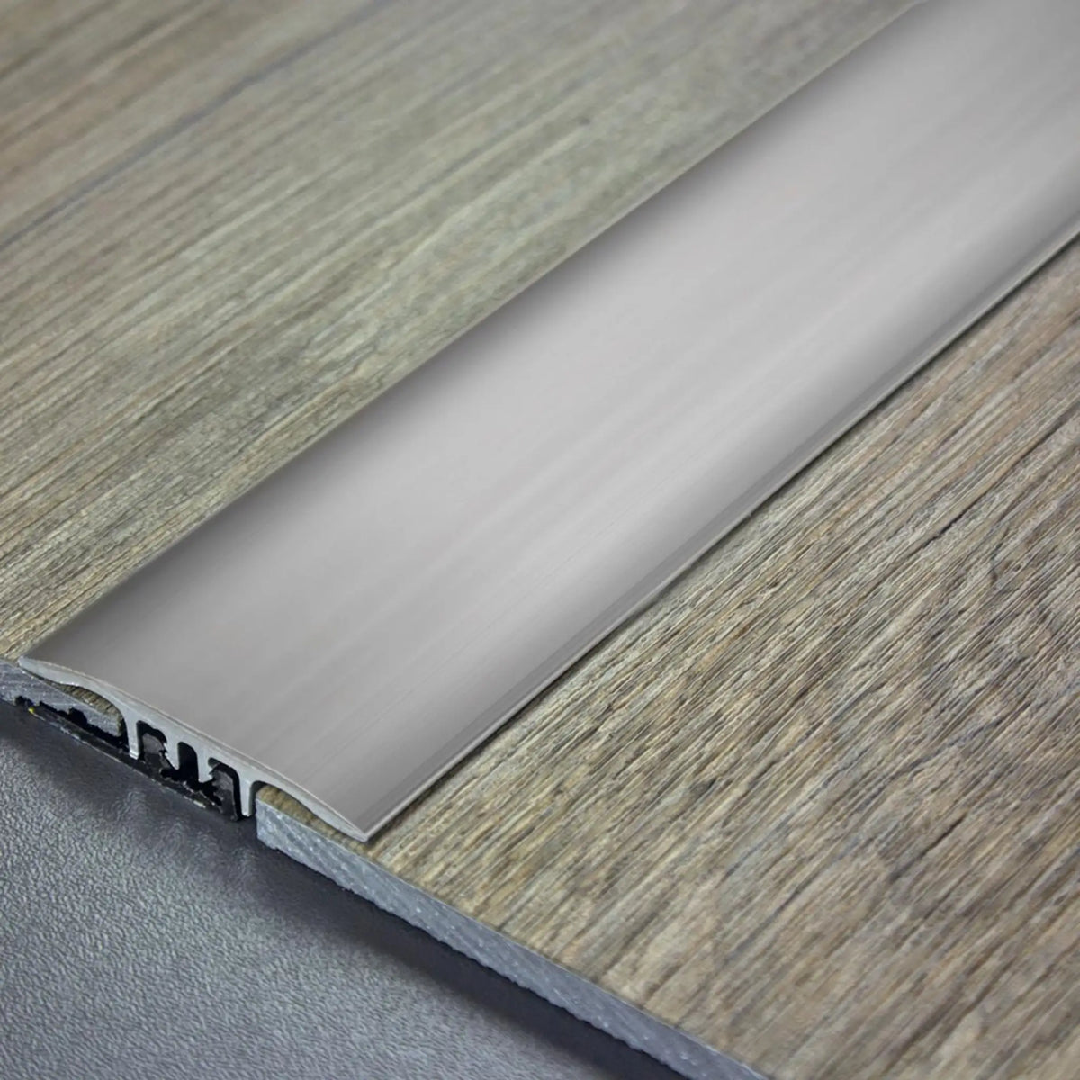 DURAL Übergangsprofil SNAP LVT titan zwischen zwei Parkettböden verarbeitet