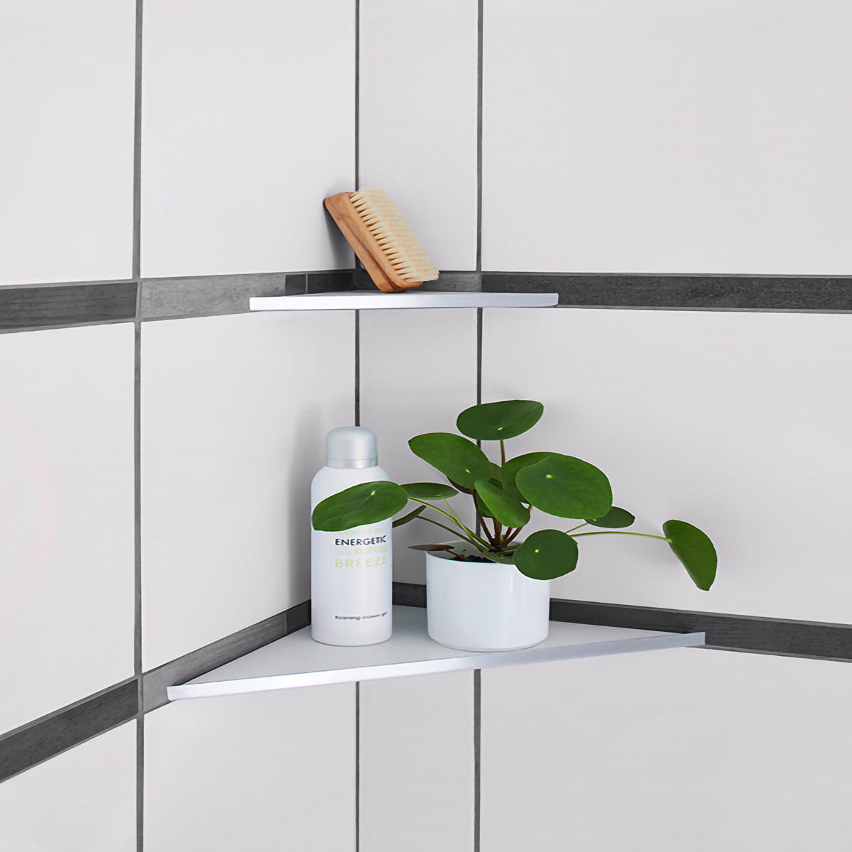 Ambientebild der dreieckigen Edelstahlablage mit weißer Fliese in der Dusche