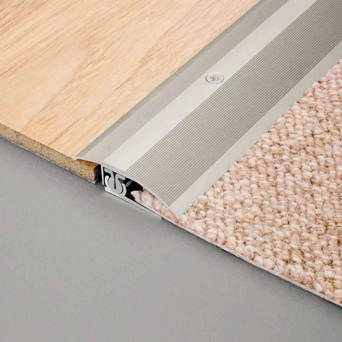 Ambientebild Multi-Übergangsprofil Aluminium silber mit sichtbaren Schrauben