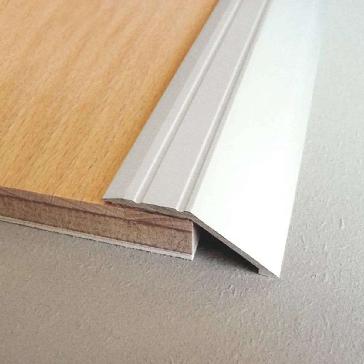 Ambientebild Rampenprofil Aluminium silber mit geriffelter Oberfläche erzeugt Übergang zum Parkett