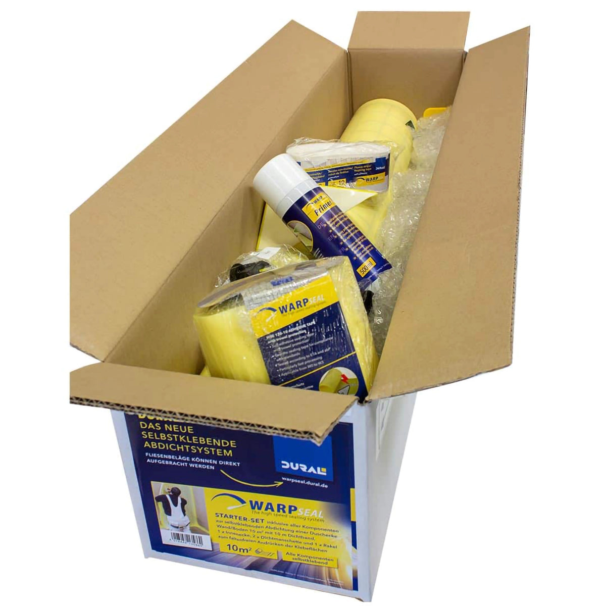 Starterkit der selbstklebenden Abdichtung im langen Karton. Inhalt sind Dichtband, Primer, Dichtbahn, Ecken und weiteres
