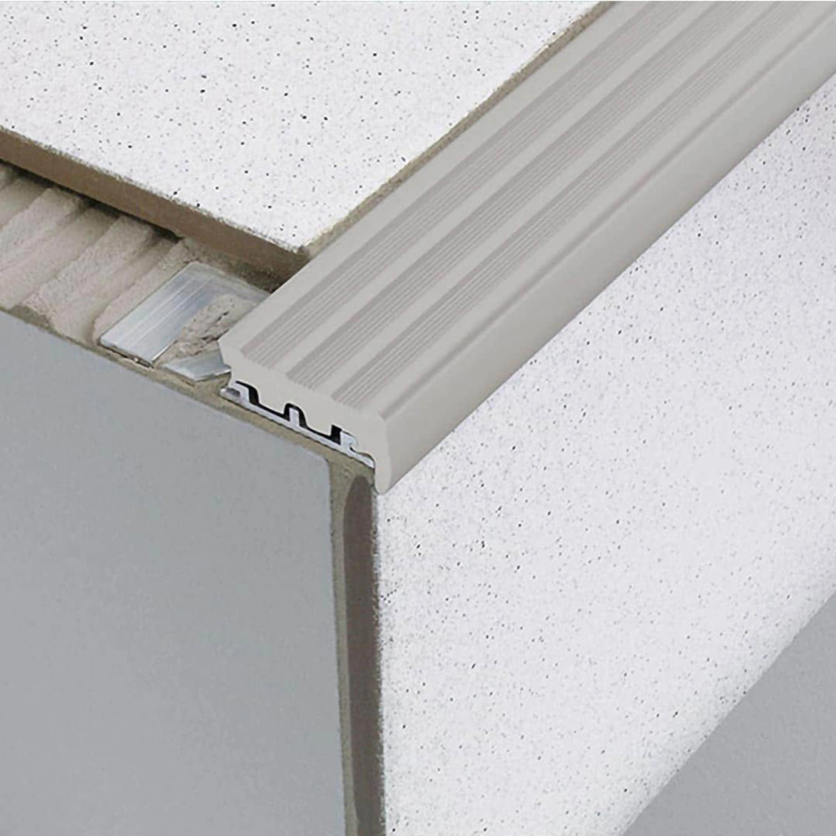 Ambientebild Treppenprofil mit Gummieinlage grau breite Version #A0001753 #A0001757