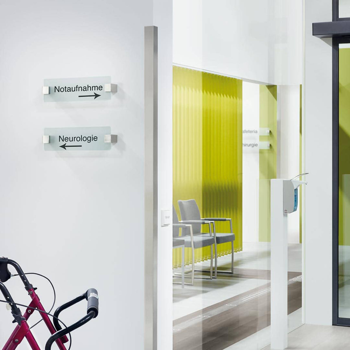 Eckschutzwinkel Edelstahl natur Ambientebild im Flur eines Krankenhauses