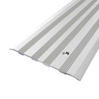 Abdeckprofil Aluminium gebohrt in 120mm Breite mit mehrfach geriffelter Oberfläche
#A0002940
#A0002944