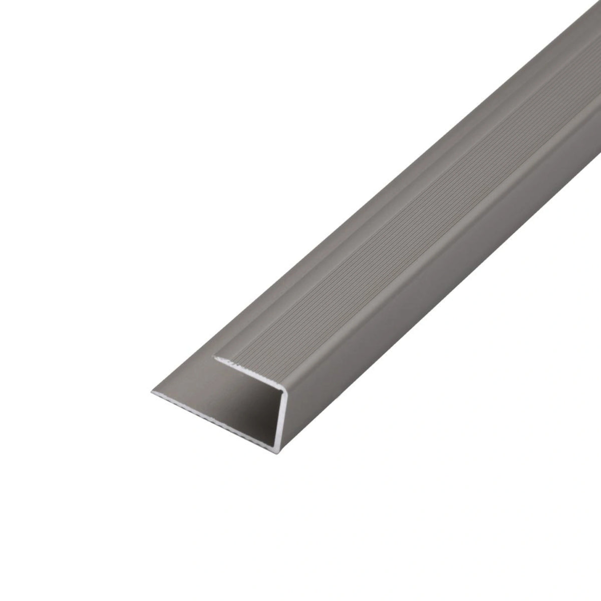 Titanfarben eloxiertes Abschlussprofil zum Einschieben von Bodenbelägen mit leichter Riffelung auf der Oberseite.