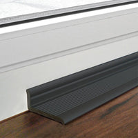 Ambientebild des Abschlussprofil mit selbstklebender Rückseite und leicht geriffelter Oberfläche schwarz matt beschichtet #A0005060