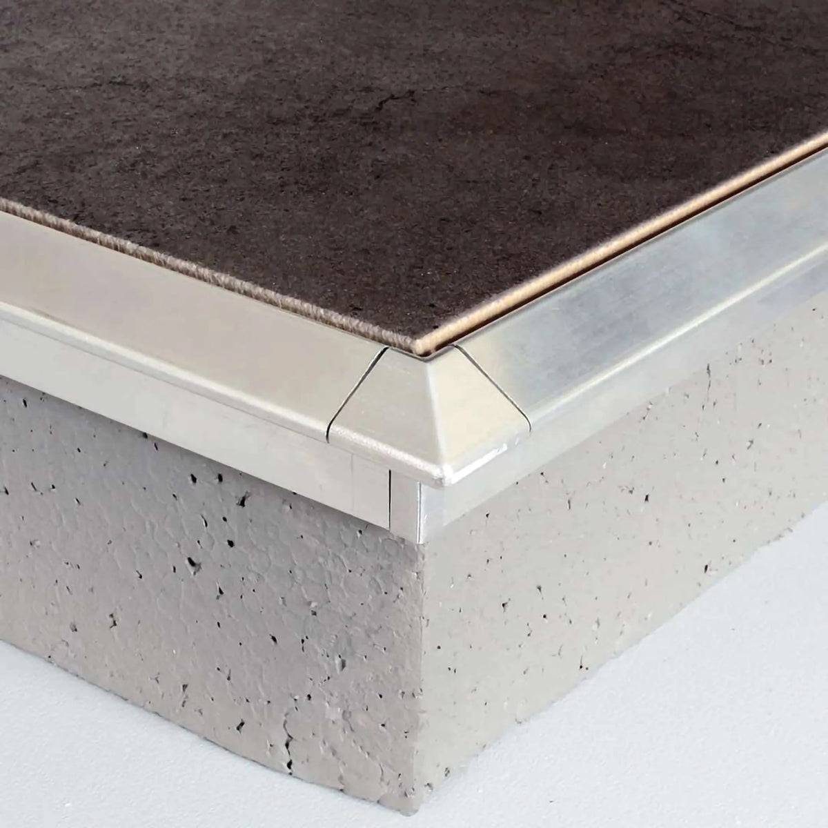 Ambientebild Außenecke Balkonwinkelprofil Tropfkante silber mit 18 mm Blende #A0003308
