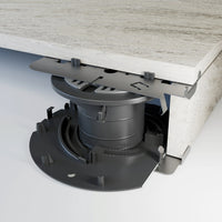 Seitenanschluss-Clips aus Edelstahl auf Stelzlagern verarbeitet um die Fliesen zu Fixieren.