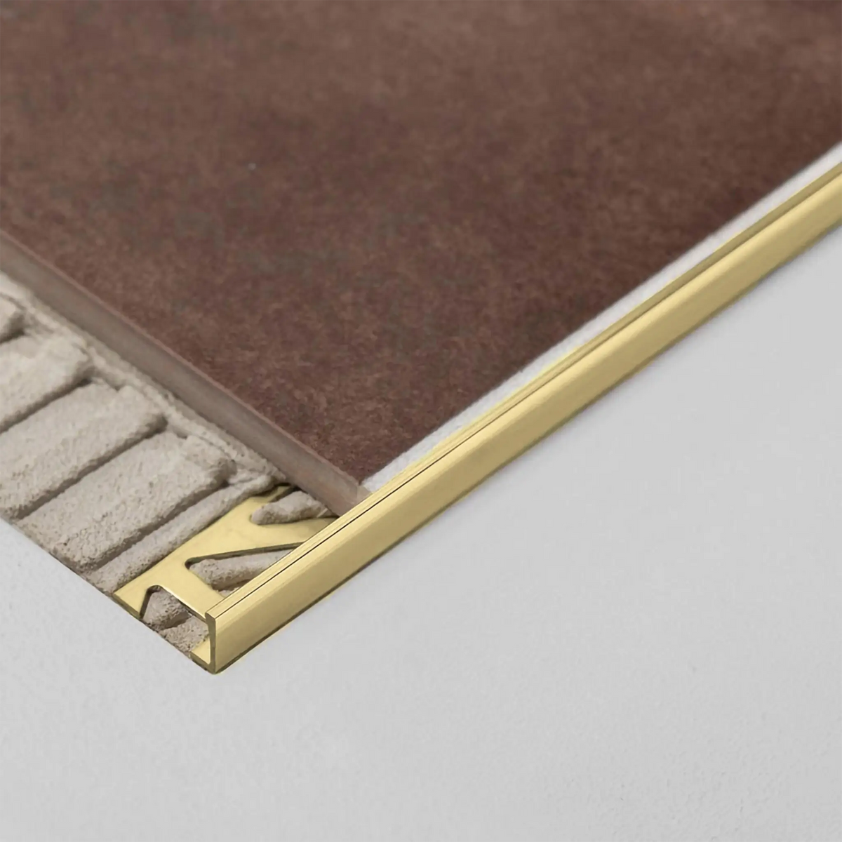 DURAL Winkelprofil Messing natur als Abschluss einer Fliese verarbeitet