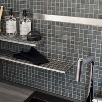 Dekorprofil Edelstahl glänzend poliert im Badezimmer zwischen Moasikfliesen verarbeitet