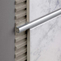 Dekorprofil Aluminium silber (matt) zwischen hellen Fliesen verarbeitet