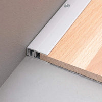 DURAL Abschlussprofil DUOFLOOR silber mit sichtbaren Schrauben mit Laminat verarbeitet