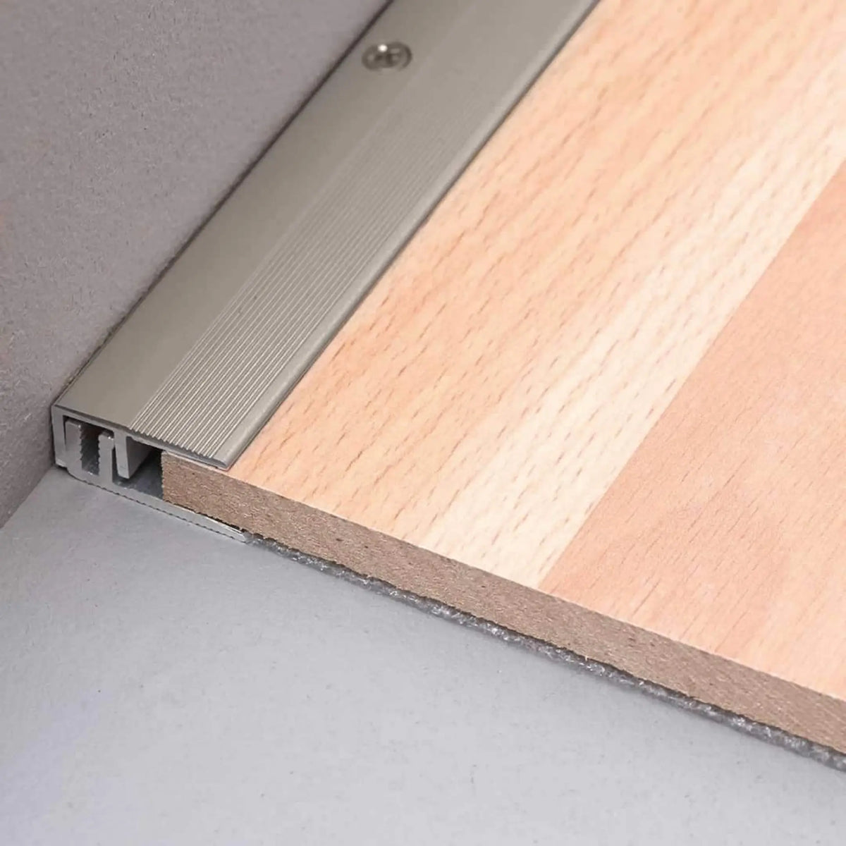 DURAL Abschlussprofil DUOFLOOR titan mit sichtbaren Schrauben mit Laminat verarbeitet
