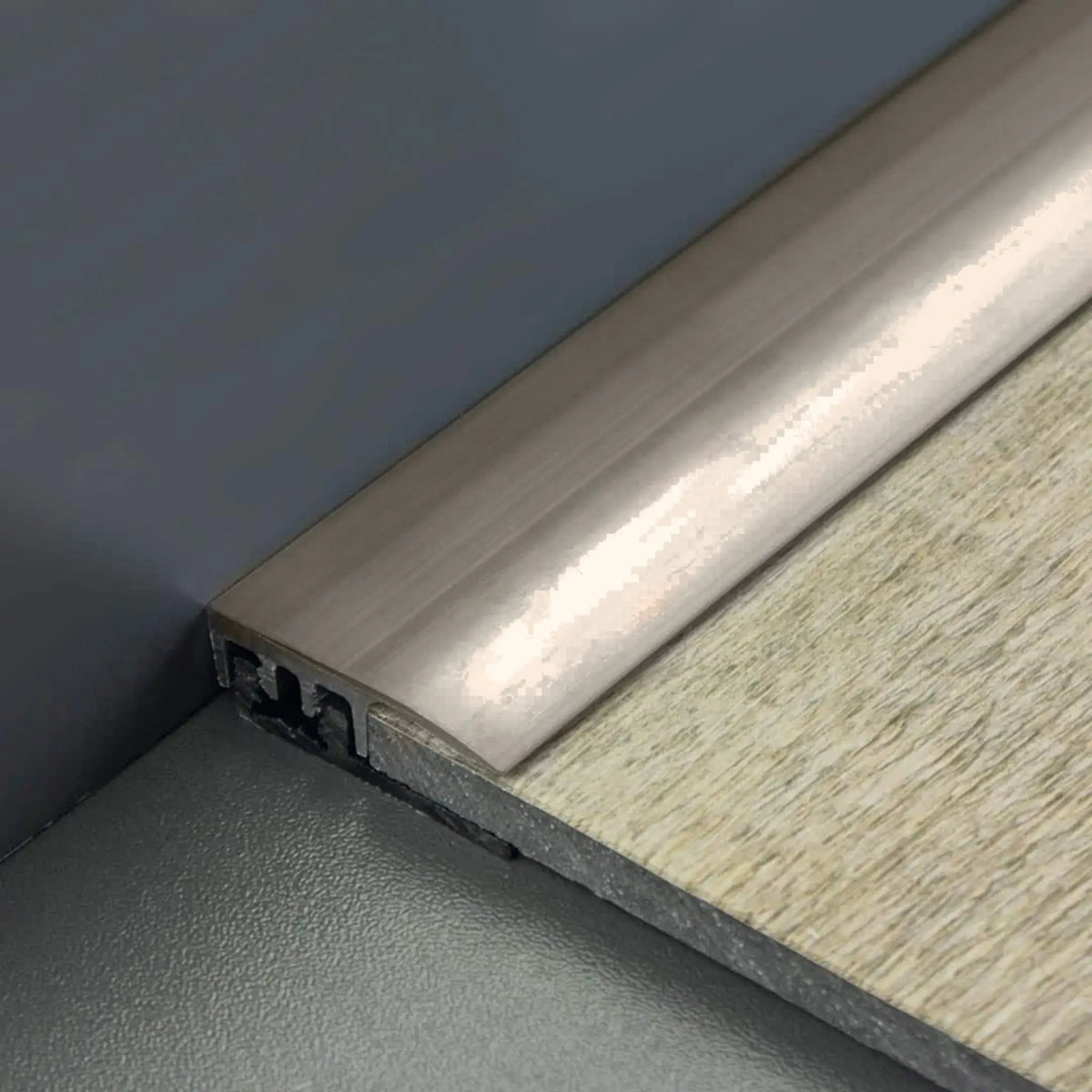 DURAL Abschlussprofil SNAP LVT titan mit Holzfliese verarbeitet