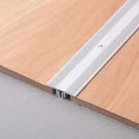 DURAL Übergangsprofil DUOFLOOR silber mit sichtbaren Schrauben zwischen Parkettböden verarbeitet