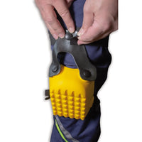 Person zieht gelbe Knieschoner mit Befestigungsband an