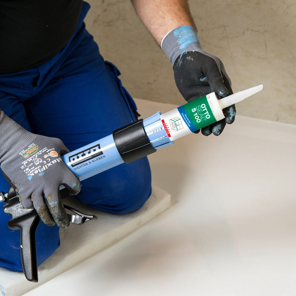 Handwerker setzt OTTOSEAL S 100 beim Verfugen der Dusche ein