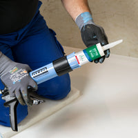 Handwerker setzt OTTOSEAL S 100 beim Verfugen der Dusche ein