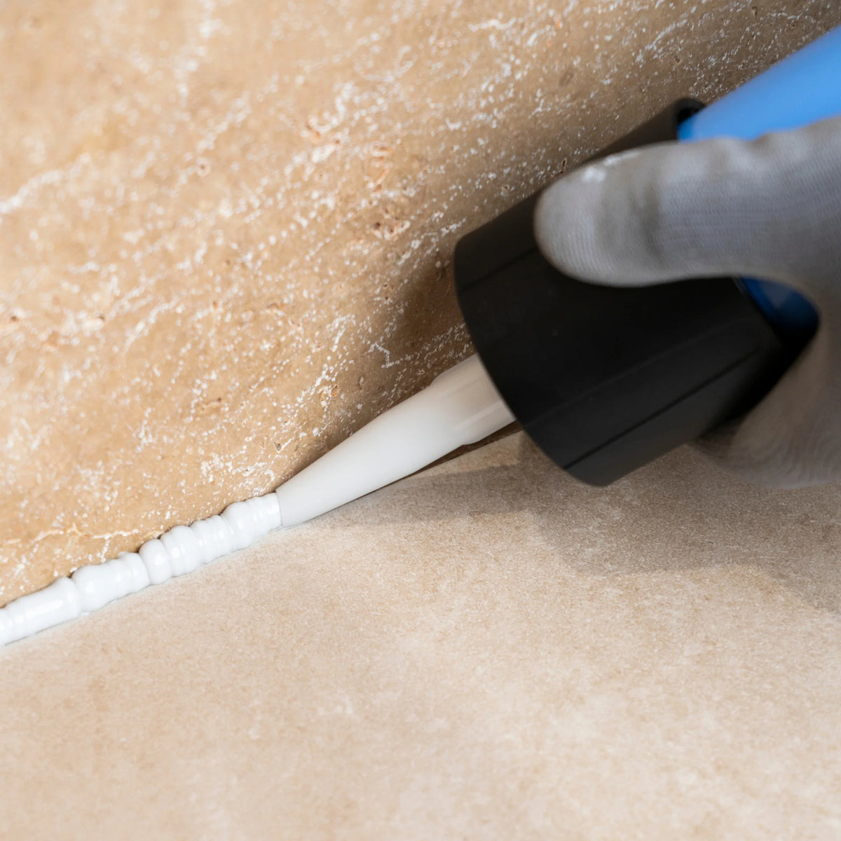 OTTOSEAL S 70 beim Verfugen einer Fuge