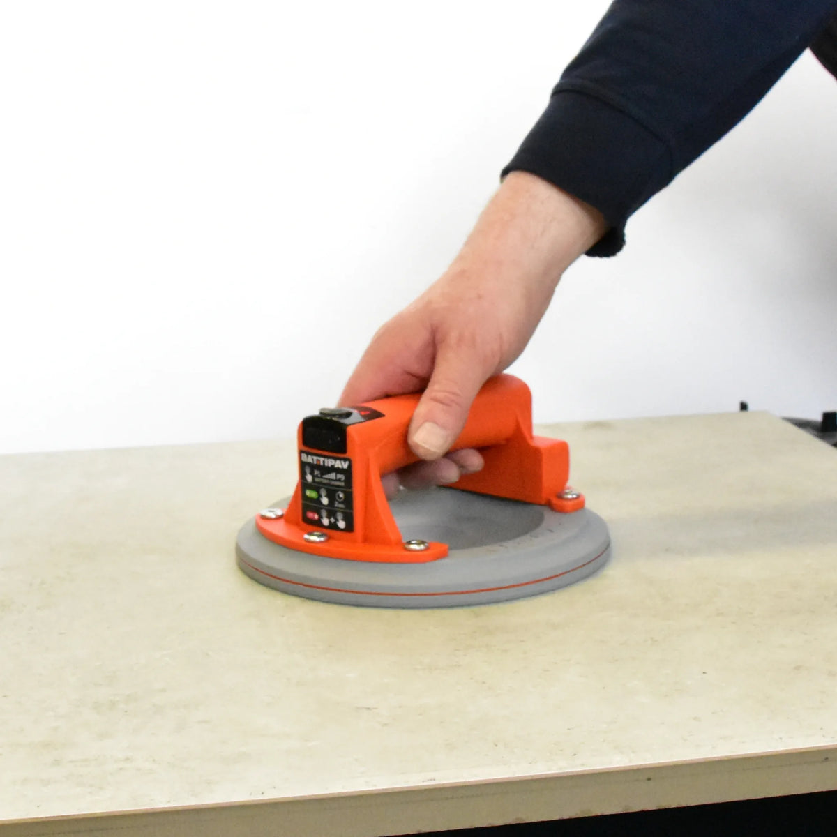 Ambientebild Person hebt mit dem Saugheber Battipav eine Fliese an