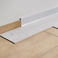 Sockelleiste Reno silber wird über vorhandene Leisten montiert