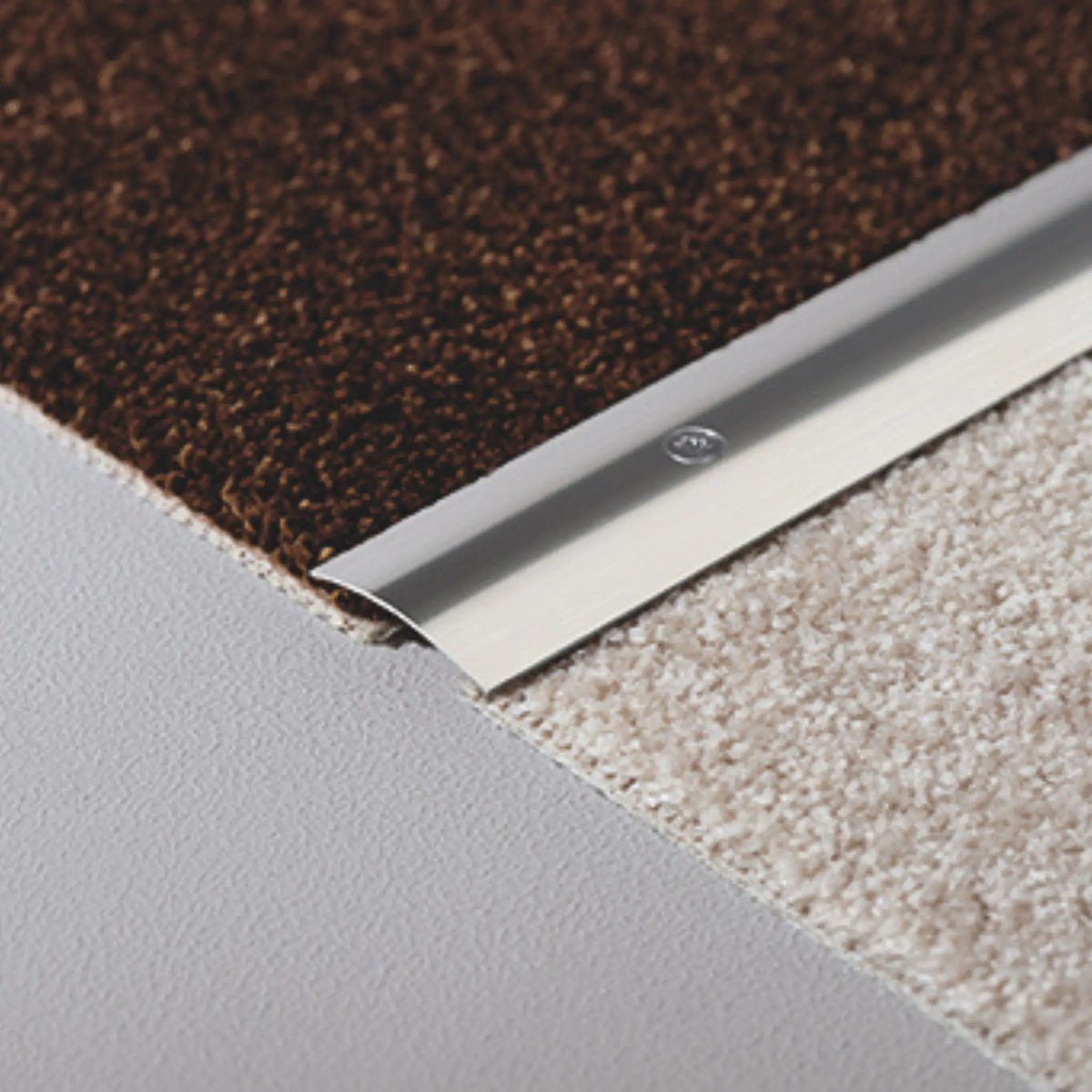 Ambientebild Übergangsprofil Edelstahl verschraubbar zwischen zwei Teppichen