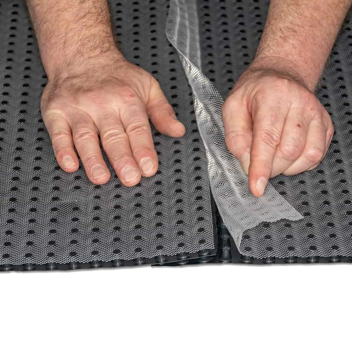 DURAL Drainagematte DR100++ mit runden Noppen und Vlies wird überlappend verlegt